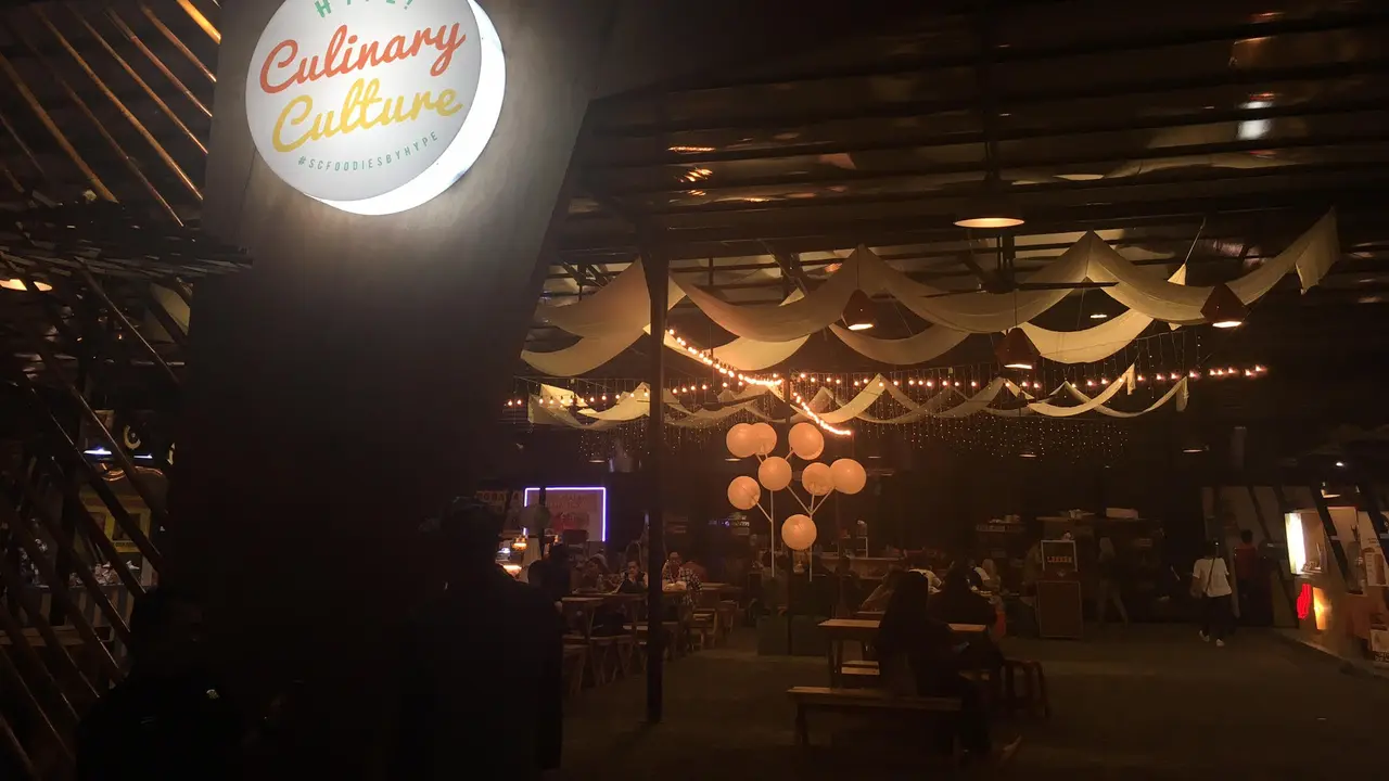 Anda dapat menikmati ragam kuliner dari berbagai budaya di Culinary Culture Senayan City Foodies di The Space Senayan City.