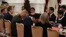 Presiden Jokowi didampingi sejumlah menteri memimpin pertemuan dengan Menlu Norwegia Borge Brende beserta delegasi di Istana Merdeka, Jakarta, Selasa (31/5/2016). Pertemuan tersebut membahas tentang ekonomi dan perikanan. (Liputan6.com/Faizal Fanani)