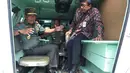 Panglima TNI tampak mengecek kondisi panser yang baru diterimanya (Liputan6.com/Johan Tallo).