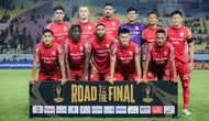 Para pemain starting XI Persis Solo berfoto bersama sebelum dimulainya laga perebutan peringkat ketiga Piala Presiden 2024 menghadapi Persija Jakarta di Stadion Manahan, Solo, Sabtu (3/8/2024). (Bola.com/Bagaskara Lazuardi)