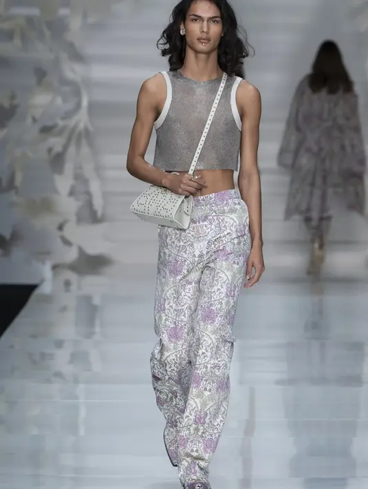 Direktur Kreatif AIGNER, Christian Alexander Beck, menghadirkan karya kontemporer dan busana luar biasa melalui desain yang mencolok, bersiluet, tampilan oversized, dan ensemble transparan dengan pendekatan artistik.