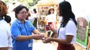 SPG menawarkan produk teh milik Holding Perkebunan Nusantara (PTPN Group) kepada delegasi IMF-World Bank 2018 di Indonesia Pavilion, Nusa Dua, Bali, Kamis (11/10). Ada tiga varian racikan teh yang dapat dinikmati para delegasi. (Liputan6.com/Angga Yuniar)