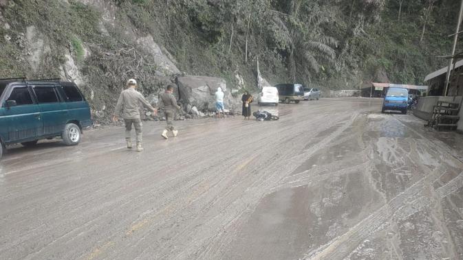 Gladak Perak Licin Berbahaya: Jejak Lumpur Vulkanik Pasca-Erupsi Semeru