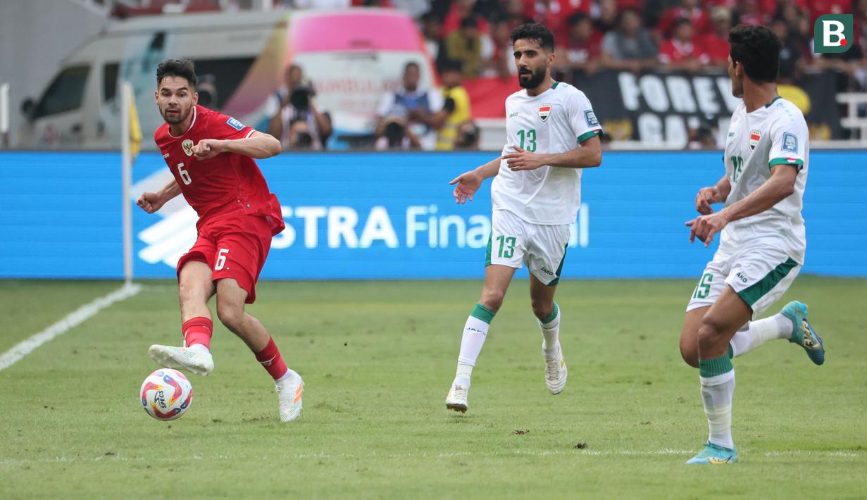 <p>Pemain Timnas Indonesia, Sandy Walsh (kiri) mengumpan bola di depan dua pemain Irak, Bashar Resan (tengah) dan Ahmed Yahya pada laga Grup F putaran kedua Kualifikasi Piala Dunia 2026 zona Asia di Stadion Utama Gelora Bung Karno (SUGBK), Senayan, Jakarta, Kamis (6/6/2024). (Bola.com/Abdul Aziz)</p>