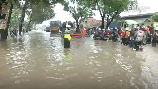 Meskipun hujan telah reda banjir masih menggenangi jalan nasional dari Bandung menuju Garut. Akibat banjir ini Jarak tempuh dari Bandung menuju Garut Mencapai 12 Jam