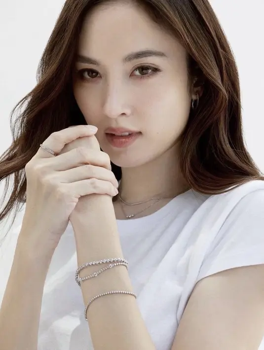 Menjadi model perhiasan, seseorang yang memutuskan menjalani operasi ganti kelamin di usia yang 17 tahun ini pun tampil dengan makeup minimalis. @poydtreechada.