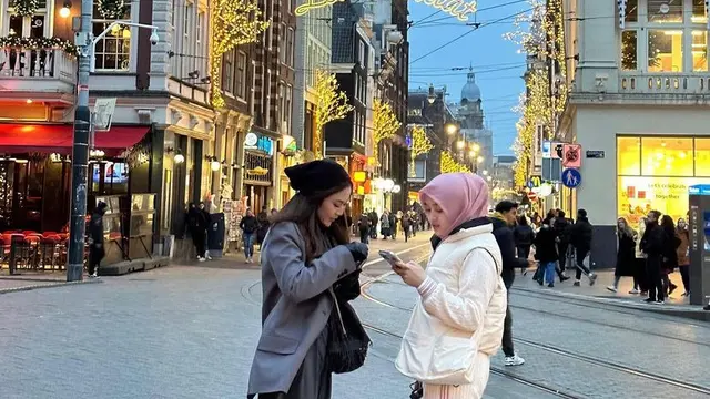 Putri Delina saat ini sedang menikmati masa liburan dengan keluarga di Amsterdam, Belanda