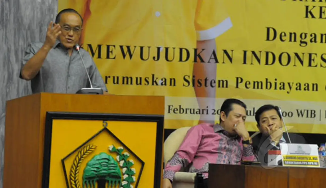 Ketum Partai Golkar Aburizal Bakrie menyampaikan pandangannya dalam Forum Group Discusion (FGD) Partai Golkar, Jakarta, Selasa (17/2). FGD tersebut bagian dari HUT Partai Golkar ke-47. (Liputan6.com/Andrian M Tunay)