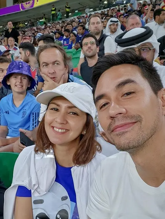 Keduanya memang tergolong ke dalam selebriti yang sangat suka bola. Donna dan Darius diketahui merupakan fans dari klub Barcelona. Tak heran jika keduanya memilih nonton langsung Piala Dunia di Qatar. (Liputan6.com/IG/@darius_sinathrya)