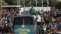 Timnas Afrika Selatan menyapa warga saat parade kemenangan Piala Dunia Rugby 2019 di Kota Johannesburg, Afrika Selatan, Kamis (7/11/2019). Timnas Afrika Selatan meraih gelar juara Piala Dunia Rugby 2019 setelah mengalahkan Inggris di final. (AP Photo/Themba Hadebe)