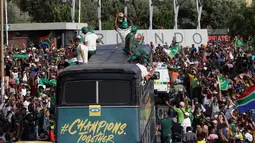 Timnas Afrika Selatan menyapa warga saat parade kemenangan Piala Dunia Rugby 2019 di Kota Johannesburg, Afrika Selatan, Kamis (7/11/2019). Timnas Afrika Selatan meraih gelar juara Piala Dunia Rugby 2019 setelah mengalahkan Inggris di final. (AP Photo/Themba Hadebe)