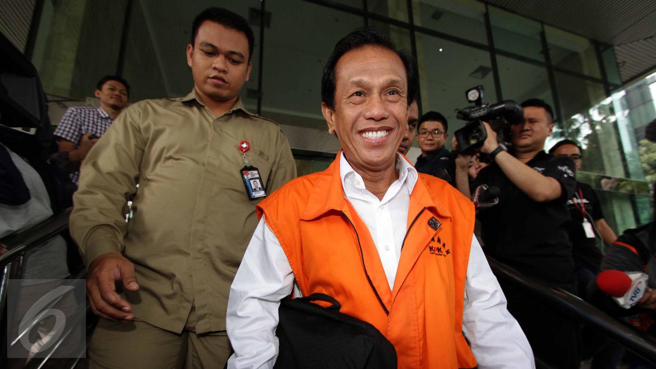 20150806-Diperiksa KPK, Mantan Bupati Tanah Laut Adriansyah Hanya Tebar Senyum-Jakarta