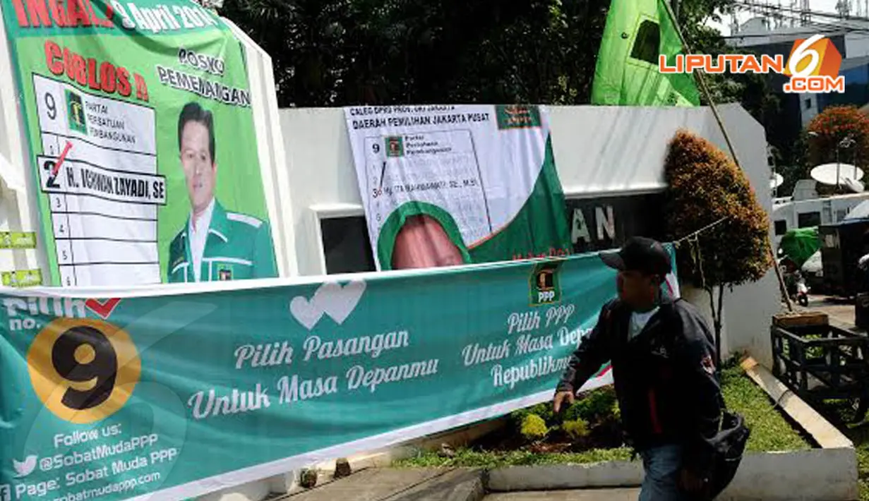 Berbagai spanduk para Caleg PPP pun terpasang memenuhi tembok Tugu Proklamasi Jakarta (Liputan6.com/Helmi Fithriansyah)