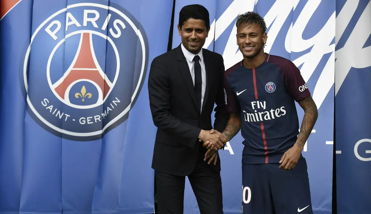 Bintang Brasil, Neymar, bersalaman dengan Presiden PSG, Nasser Al-Khelaifi, saat  perkenalan di Stadion Parc des Princes, Paris, Jumat (4/8/2017). Neymar didatangkan dari Barcelona dengan harga 222 juta euro. (AFP/Philippe Lopez)