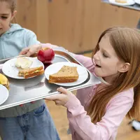 Makan siang yang bergizi sangat berperan dalam menjaga energi dan fokus selama aktivitas sepanjang hari. Foto: Freepik