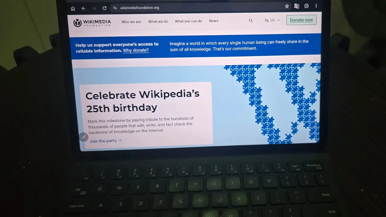 Kementerian Komunikasi dan Digital (Kemkomdigi) memberikan ultimatum kepada Wikimedia Foundation untuk segera menyelesaikan proses registrasi sebagai Penyelenggara Sistem Elektronik (PSE) lingkup privat di Indonesia.