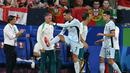 Ekspresi kesal pemain Portugal, Cristiano Ronaldo saat digantikan oleh Goncalo Ramoz pada laga Grup F Euro 2024 melawan Georgia di Arena AufSchalke, Gelsenkirchen, Jerman, Kamis (27/06/2024) dini hari WIB. (AFP/Ozan Kose)