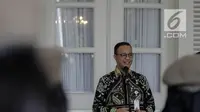 Gubernur DKI Jakarta Anies Baswedan berpidato saat memimpin pelepasan personel Satpol PP di halaman Pendopo Balai Kota, Jakarta, Kamis (29/3). Dari 30 personel tersebut mayoritas ibu-ibu. (Liputan6.com/Faizal Fanani)