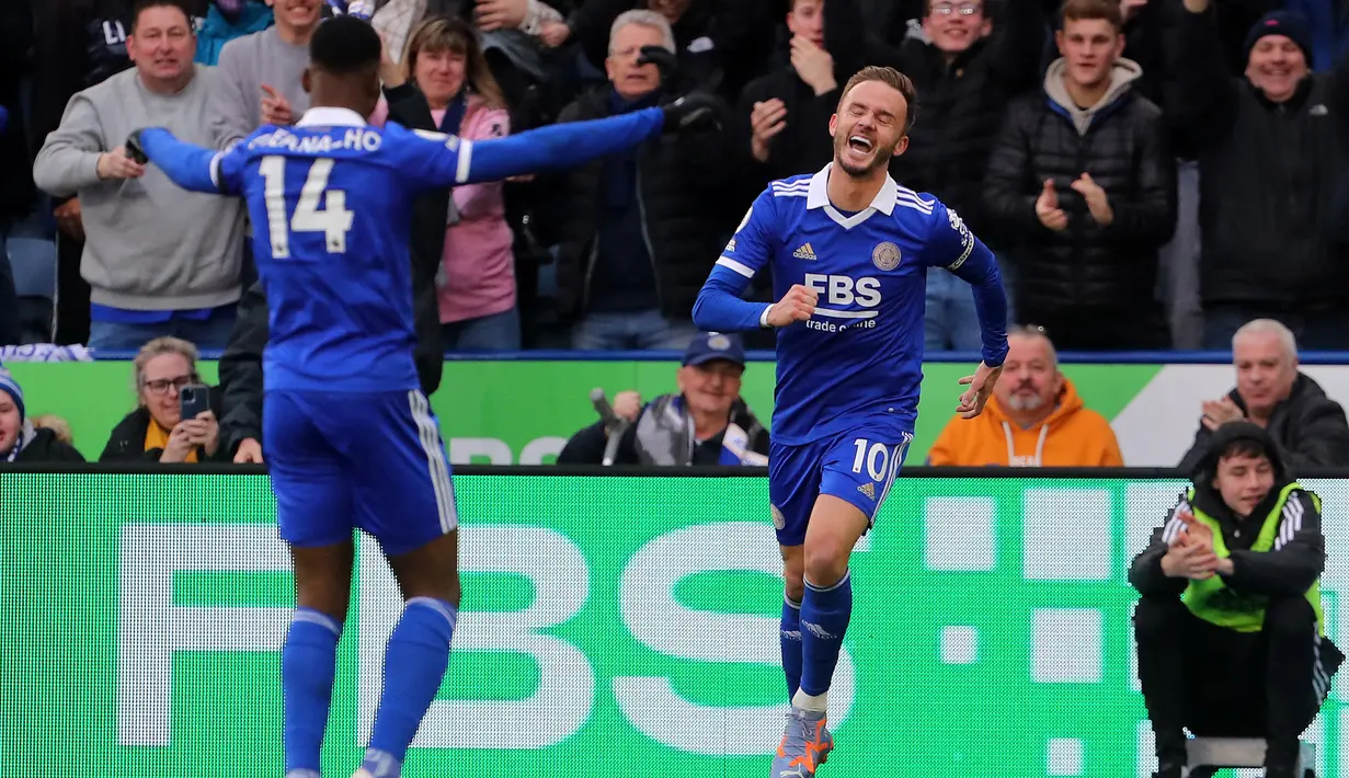 Selebrasi gelandang Leicester City, James Maddison (kanan) setelah menjebol gawang Tottenham Hotspur pada laga Liga Inggris 2022/2023 di King Power Stadium, Leicester (11/2/2023). James Maddison menjadi target utama klub-klub di Liga Inggris setelah Leicester City terdegradasi. Arsenal harus bersaing dengan Tottenham Hotspur dan Nwecastle United untuk mendapatkannya. Kehadirannya amat berguna bagi The Gunners yang akan bermain di Liga Champions musim depan. (AFP/Geoff Caddick)