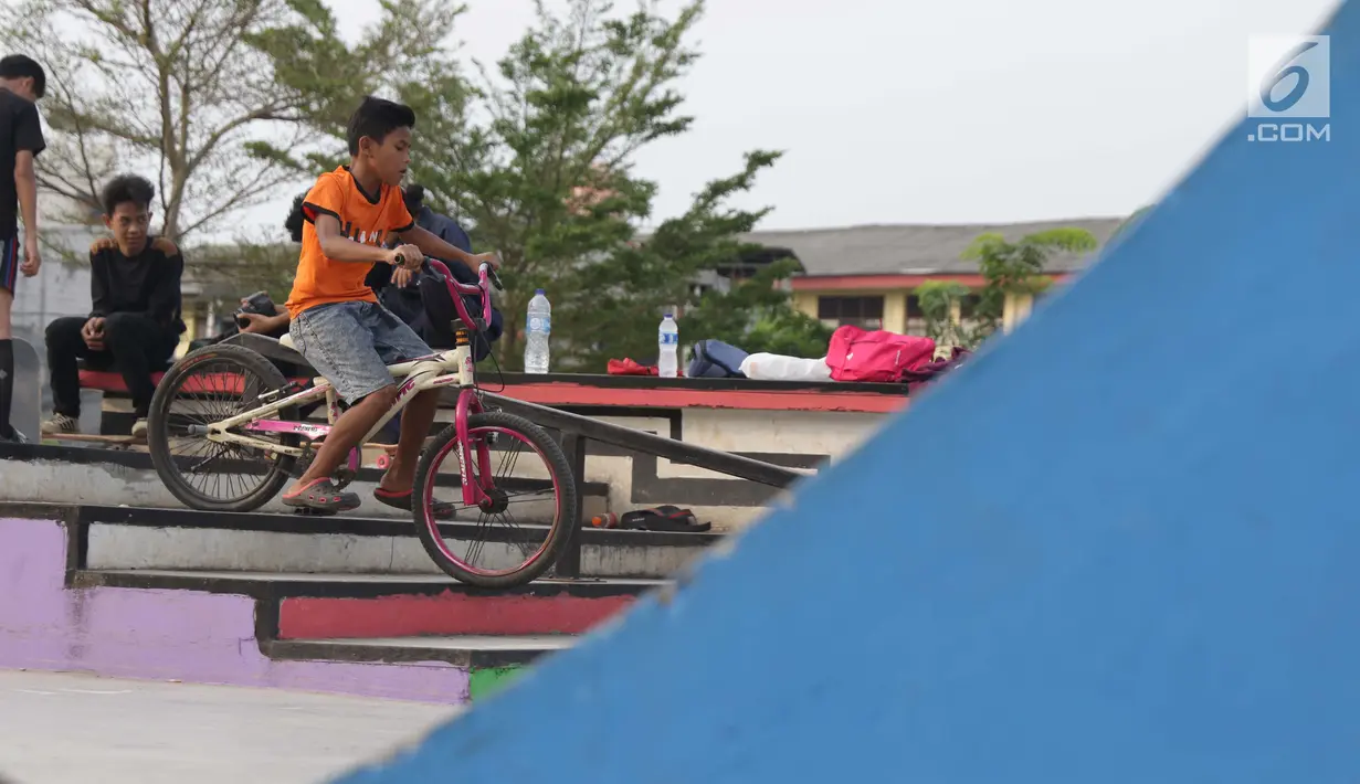 Seorang anak bermain sepeda di area Skate Park RPTRA Kalijodo, Jakarta, Sabtu (15/6/2019). Menjelang sore hari, anak-anak berdatangan menghabiskan waktu dengan bermain di area RPTRA Kalijodo. (Liputan6.com/Helmi Fithriansyah)