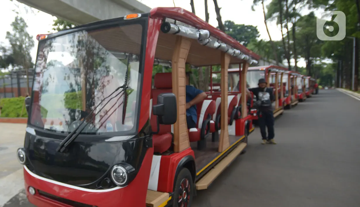 <p>Pekerja menunggu penumpang di Taman Mini Indonesia Indah (TMII) dengan wajah baru di Jakarta Timur, Rabu (16/11/2022). Pengelola TMII akan melakukan uji coba buka untuk umum pada 20 November 2022 dengan kuota 5000 orang selama berlangsung, dengan membeli tiket secara onlie di website TMII. (merdeka.com/Imam Buhori)</p>