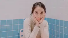 Perempuan yang pernah dijuluki miss meme Indonesia ini awali kariernya dari selebriti internet. Ia viral di media sosial hingga membuatnya mendapatkan tawaran akting. Kini usai jadi aktris populer, gaya penampilan Clairine kian memesona. Terlebih pose-pose foto Clairine yang menambahkan kecantikannya seperti topang dagu. (Liputan6.com/IG/@clairineclay)