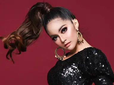 Memasuki usia kelapa tiga penyanyi jebolan ajang pencarian bakat AFI ini masih kerap mengubah gaya rambut. Salah satu gaya andalannya adalah high bun curly seperti Ariana Grande. Pemilik nama Prastiwi Dwiarti ini terlihat berani dan seksi dengan gaya ini.(Liputan6.com/IG/@tentangtiwi)