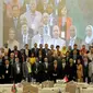 Para delegasi parlemen Negara Asia-Afrika berpose bersama usai penandatanganan deklarasi hasil Konferensi Parlemen Asia Afrika, Jakarta, Kamis (23/04/2015). Salah satu deklarasi adalah mendukung kemerdekaan Palestina. (Liputan6.com/Andrian M Tunay) 