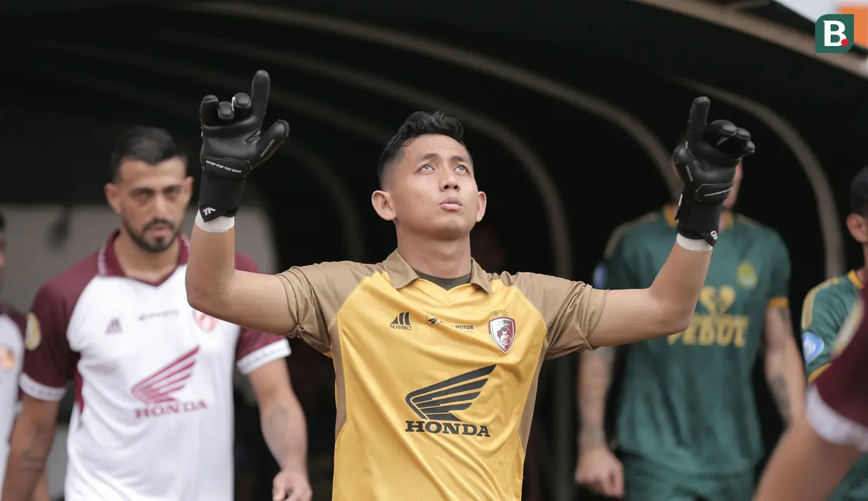 <p>Kiper PSM Makassar, Muhammad Reza Arya Pratama memasuki lapangan jelang menghadapi Persikabo 1973 pada laga pekan ke-3 BRI Liga 1 2023/2024 di Stadion Pakansari, Cibinong, Bogor, Jumat (14/7/2023). (Bola.com/Abdul Aziz)</p>