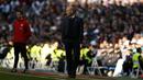 Gaya pelatih Real Madrid, Zinedine Zidane saat memimpin timnya melawan Alaves pada La Liga Santander di Santiago Bernabeu stadium, Madrid, (24/2/2018). Real Madrid menang 4-0. (AP/Francisco Seco)