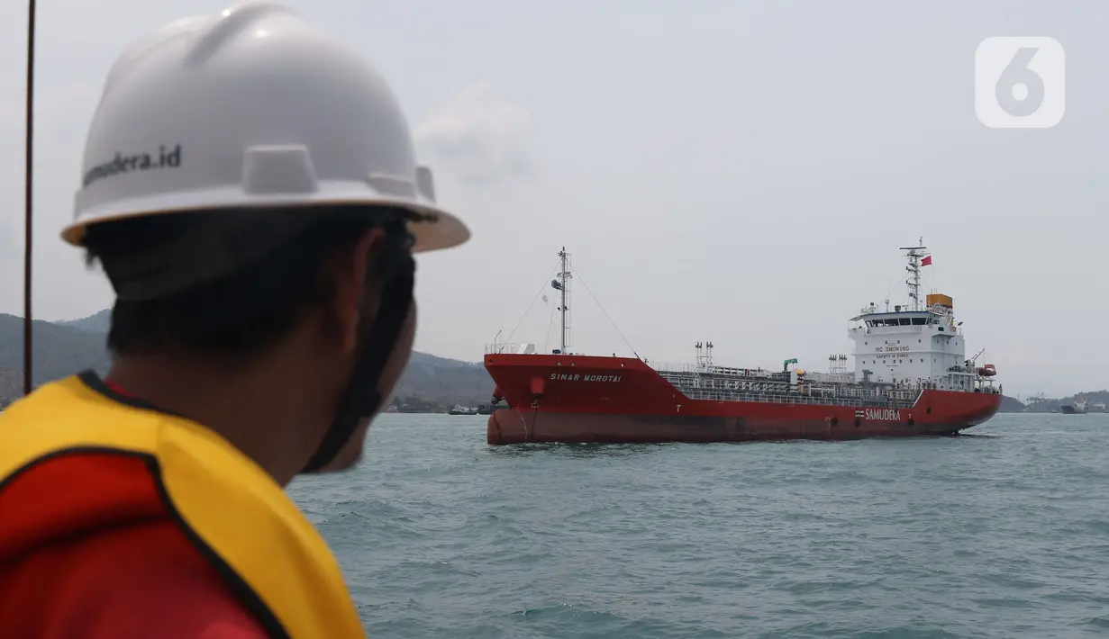 Kapal chemical tanker MT Sinar Morotai milik Samudera Indonesia di perairan Merak Banten, Kamis (5/12/2019). Kapal ini merupakan salah satu armada berjenis chemical tanker yang bermuatan 4.500 kilo liter untuk memenuhi asas cabotage dan transportasi logistik di Indonesia. (Liputan6.com/Angga Yuniar)