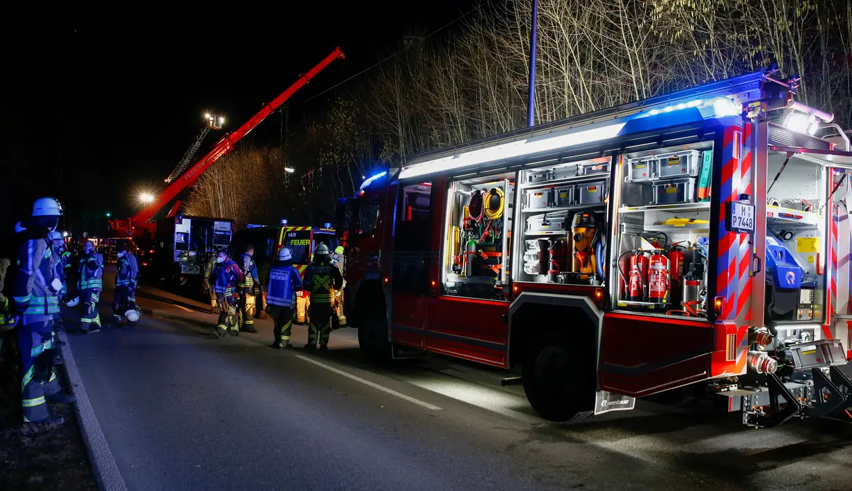 Petugas mengevakuasi rangkaian kereta komuter S-bahn yang tabrakan di Schaeftlarn di distrik Munich, pada 14 Februari 2022. Akibat dari kecelakaan ini, lintasan kereta di wilayah Bavaria Jerman ditutup dan penumpang dialihkan menggunakan bus pengganti. (MICHAELA REHLE / AFP)