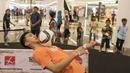 Seorang freestyler mengontrol bola dengan pangkal dada pada acara  Indonesian  Freestyle Football Championship 2015 di Mall Pluit Village, Jakarta, Sabtu (14/11/2015). (Bola.com/Vitalis Yogi Trisna)
