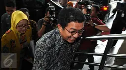 Ketua Dewan Komisioner Otoritas Jasa Keuangan (OJK), Muliaman D Hadad (depan) saat mendatangi pimpinan KPK di Gedung KPK, Jakarta, Jumat (19/02). (Liputan6.com/Helmi Afandi)