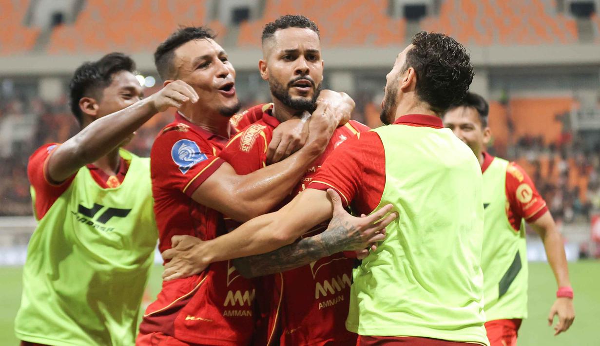 Pemain Persija merayakan gol yang dicetak Emaxwell Souza De Lima (tengah) saat menjamu PSM Makassar pada laga pekan ke-22 BRI Super League 2025/2026 di Jakarta International Stadium, Jumat (20/2/2026) malam WIB. Menjamu PSM Makassar pada laga pekan ke-22 BRI Super League 2025/2026, Persija berhasil meraih poin penuh. (Bola.com/Abdul Aziz)