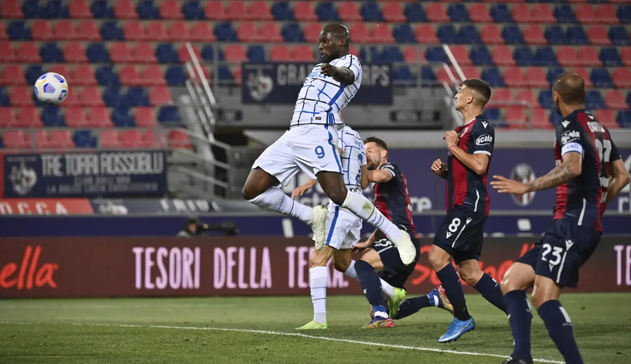 Striker Inter Milan, Romelu Lukaku, mencetak gol ke gawang Bologna pada laga Serie A di Stadion Renato Dall'Ara, Sabtu (3/4/2021). Inter Milan menang dengan skor 1-0. (Massimo Paolone/LaPresse via AP)