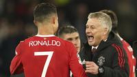 Namun sang juru taktik Ole Gunnar Solskjaer mengubah strategi untuk bermain lebih agresif hasilnya mereka sukses membalikkan keadaan di babak kedua. (AP/Dave Thompson)