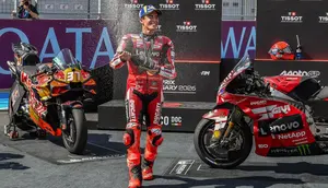 Pembalap Ducati Lenovo, Marc Marquez, berhasil meraih podium juara pada sprint race MotoGP Hungaria di Sirkuit Balaton Park, Balatonfokajar, Sabtu (06/06/2026) malam WIB. (AFP/FERENC ISZA)