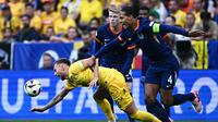 Bermain di Fussball Arena, Timnas Belanda lebih dulu mengambil inisiatif serangan. (Fabrice COFFRINI/AFP)