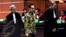 Tubagus Chaeri Wardhana alias Wawan tampak lemas usai menjalani sidang gelar di Pengadilan Tipikor Jakarta, Kamis (10/4/2014) (Liputan6.com/Faisal R Syam).