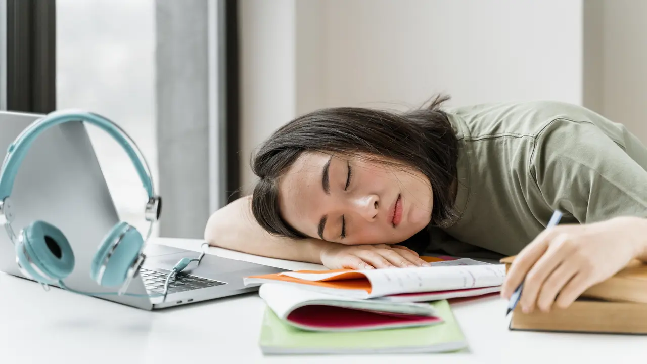 Mengapa Power Nap 15 Sampai 30 Menit Sangat Disarankan di Siang Hari? - Cover