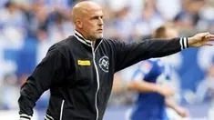 Gaya pelatih Borussia Muenchengladbach Michael Frontzeck di laga lawan Schalke 04 yang berlangsung di Gelsenkirchen, 25 September 2010. Frontzeck dipecat pada 13 Februari 2011. AFP PHOTO / PATRIK STOLLARZ 