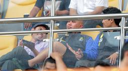 Ahmad Dhani hadir mendukung Persib Bandung melawan Bhayangkara United pada lanjutan Torabika SC 2016 di Stadion Wibawa Mukti, Cikarang, Rabu (12/10/2016). (Bola.com/Nicklas Hanoatubun)