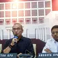 Ketua Komisi Pemilihan Umum (KPU) Republik Indonesia Hasyim Asy’ari (tengah) menjawab pertanyaan pewarta terkait masa waktu pendaftaran pasangan calon presiden dan calon wakil presiden di Gedung KPU RI, Jakarta, Senin (16/10/2023). (Liputan6.com/Faizal Fanani)