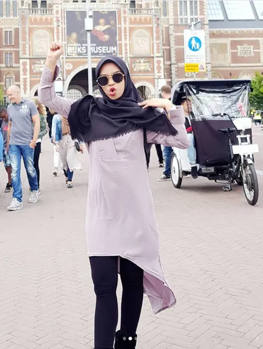 Perempuan 22 tahun merasa bersyukur atas pencapaiannya selama ini. Kini, ia terlibat dalam film layar lebar pertamanya. Beruntung peran yang dibawakan dalam film itu tak jauh dari kehidupannya yang rame dan rempong. (Instagram/riaricis1795)