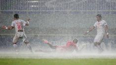 Laga pekan ke-6 BRI Liga 1 2021/2022 antara Persiraja Banda Aceh melawan Persija Jakarta di Stadion Pakansari Bogor sempat dihentikan pada menit ke-11 akibat hujan deras. Usai hujan reda, laga kembali dilanjutkan dan skor masih 0-0 hingga babak pertama usai. (Bola.com/M Iqbal Ichsan)