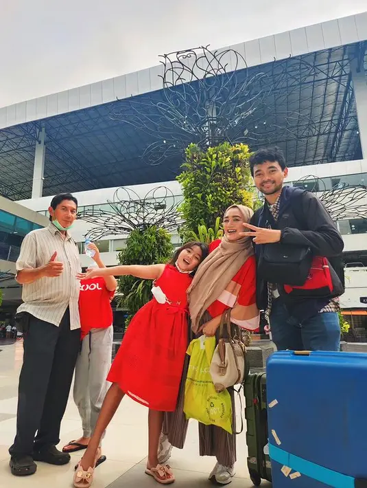 Potret bahagia kakak kandung penyanyi dangdut Fitri Carlina itu saat ketemu sang buah hati. Tidak hanya menjemput sendiri, tapi juga bersama dua anak dan sang suami tercinta, Indra Mukti. [Instagram/ninicarlina_real]