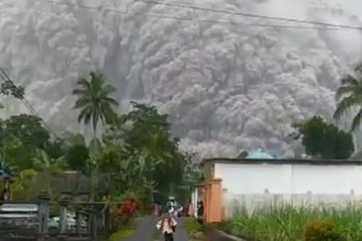 Gunung Semeru meletus. (Foto: Liputan6.com/Tangkapan Layar  Video/Istimewa)