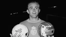 Alfredo Di Stefano. Legenda Real Madrid asal Argentina yang wafat pada 7 Juli 2014 lalu dalam usia 88 tahun ini pernah memperkuat Real Madrid selama 11 musim mulai 1953/1954 hingga 1963/1964. Ia total tampil dalam 348 laga di semua ajang dengan torehan 267 gol dan 2 assist. Musim tertajamnya adalah musim 1956/1957 dimana ia mampu mencetak 43 gol dari 43 laga. (AFP/Staff)