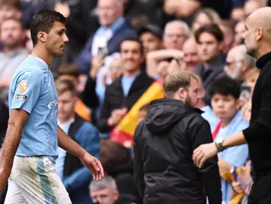 Pemain Manchester City, Rodri, meninggalkan lapangan usai menerima kartu merah saat melawan Nottingham Forest pada laga Liga Inggris di Stadion Etihad, Minggu (24/9/2023). Rodri diusir wasit setelah mencekik leher pemain Nottingham Forest, Morgan Gibbs-White. (AFP/Oli Scarff)